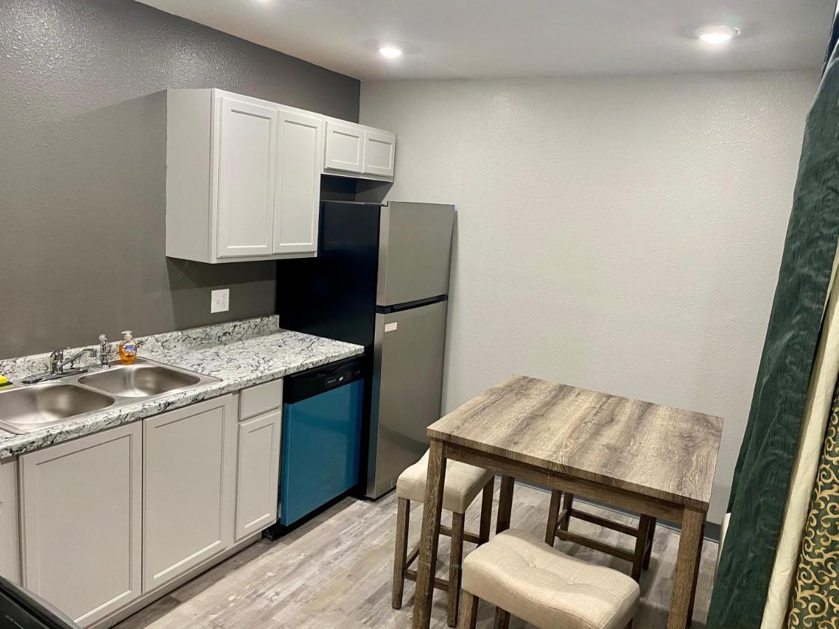 Ozark Inn & Suites Bagian luar foto