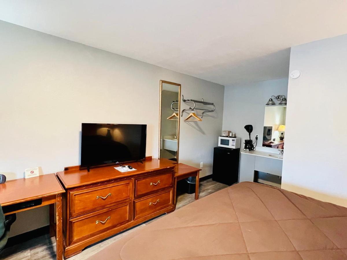 Ozark Inn & Suites Bagian luar foto