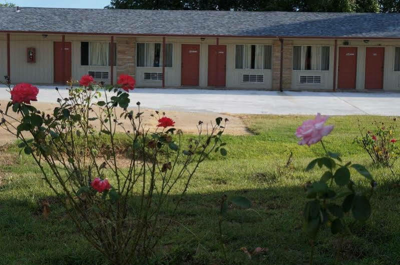 Ozark Inn & Suites Bagian luar foto