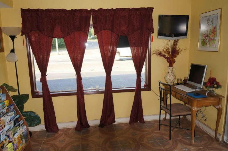 Ozark Inn & Suites Bagian luar foto