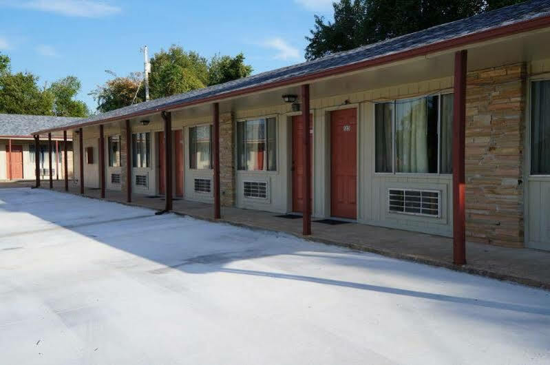 Ozark Inn & Suites Bagian luar foto