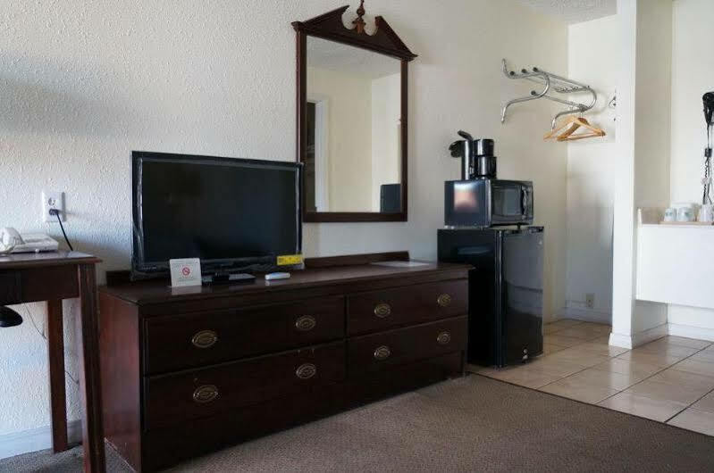 Ozark Inn & Suites Bagian luar foto