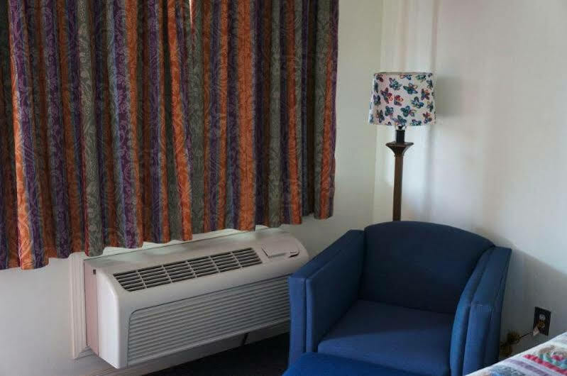 Ozark Inn & Suites Bagian luar foto